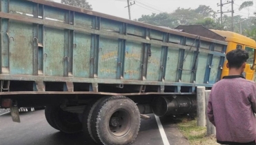 ভোলায় ট্রাকচাপায় তিন যাত্রী নিহত